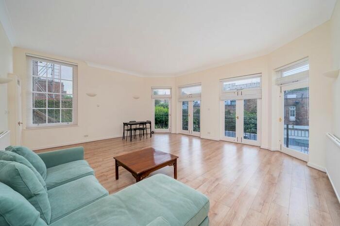 2 Bedroom Flat To Rent In Doughty Street, London, WC1N