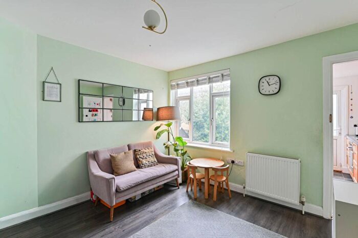 3 Bedroom Maisonette For Sale In Dorset Road, Mitcham, CR4