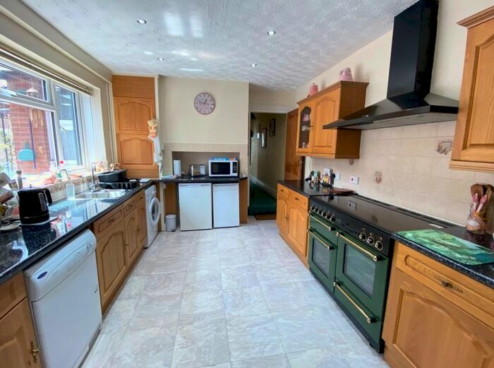 5 Bedroom Detached House For Sale In Bulford Road, Durrington