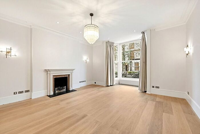 3 Bedroom Flat To Rent In Lower Addison Gardens, London, W14
