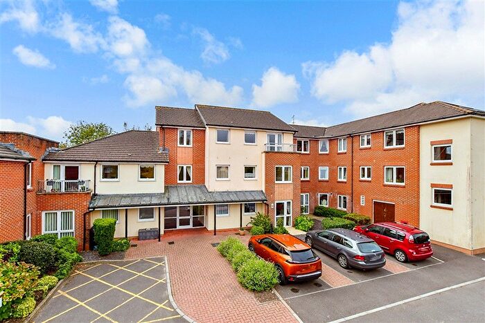 1 Bedroom Flat For Sale In London Road, Cowplain, Waterlooville, Hampshire, PO8