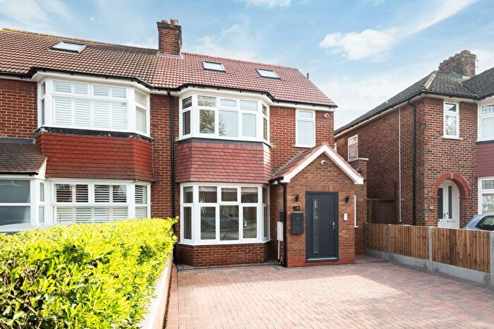 2 Bedroom Flat To Rent In Cotswold Gardens, Golders Green Estate, NW2