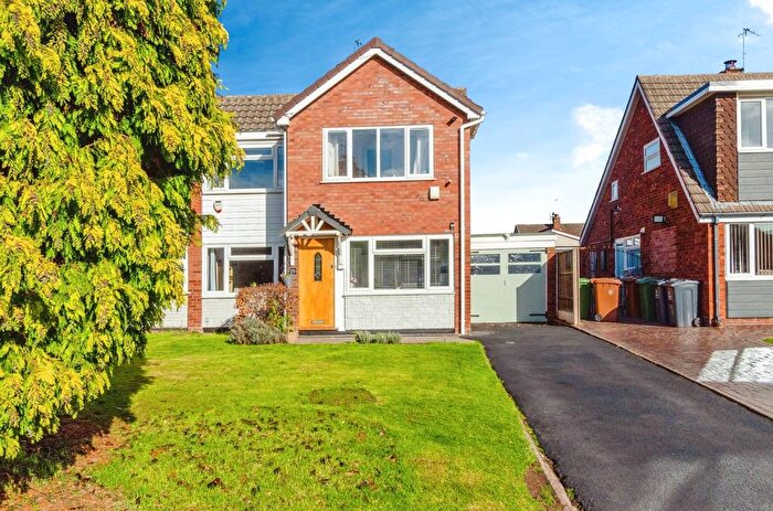 3 Bedroom Semi Detached House For Sale In Perth Road, Willenhall, West Midlands, WV12