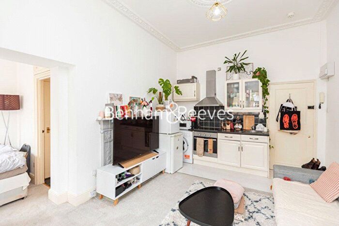 1 Bedroom Flat To Rent In Gwendwr Road, London, W14
