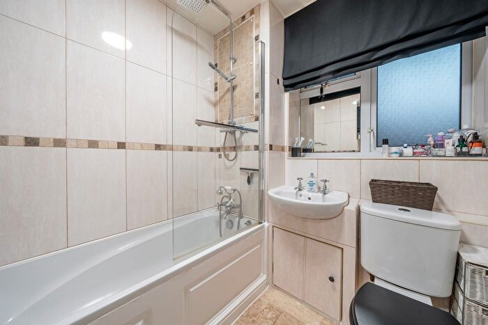 1 Bedroom Flat For Sale In Guildford Road, London, SW8