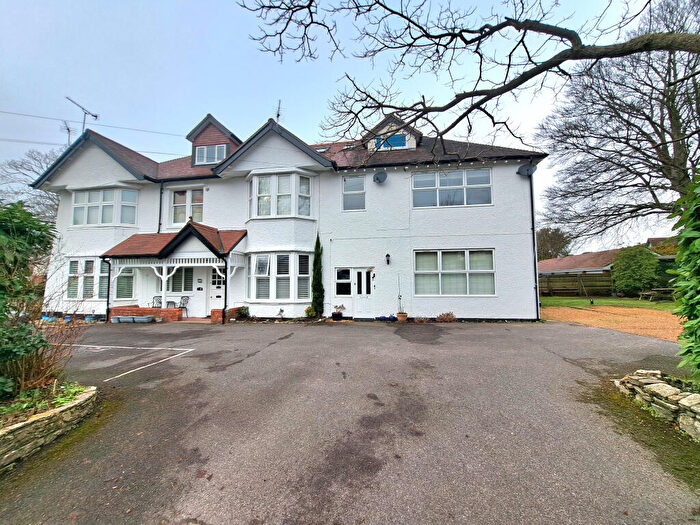 2 Bedroom Flat To Rent In Kings Avenue, Penn Hill, BH14