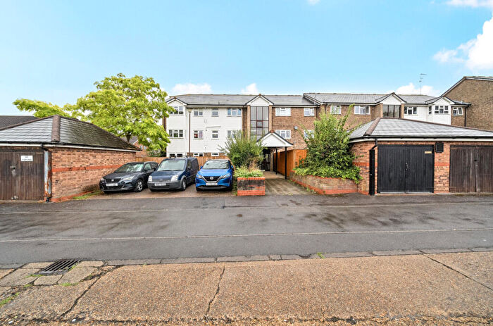 1 Bedroom Apartment For Sale In St. Andrews, Bracknell, Berkshire, RG12