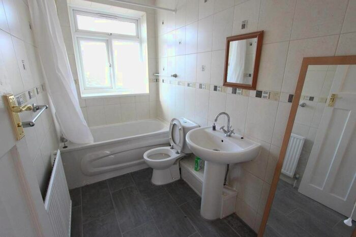 2 Bedroom Flat To Rent In High Road, London, N12