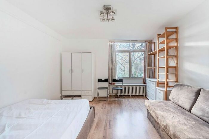 Studio To Rent In Churchill Gardens, Pimlico, London, SW1V