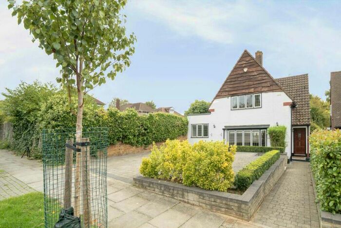 4 Bedroom Detached House To Rent In Greenway Close, Whetstone, N20