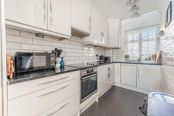 2 Bedroom Flat To Rent In Redcliffe Close, Earls Court, London, SW5