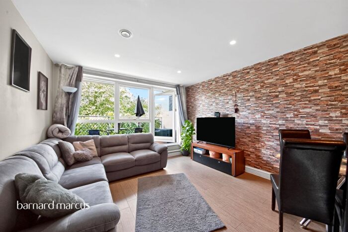 2 Bedroom Flat For Sale In Weld Place, London, N11