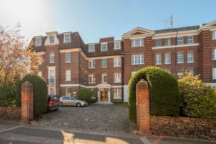 3 Bedroom Flat To Rent In Putney Hill, Putney, London, SW15
