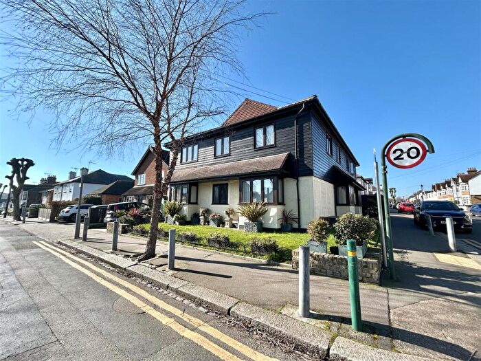 3 Bedroom Flat For Sale In Ronald Hill Grove, Leigh-On-Sea, SS9