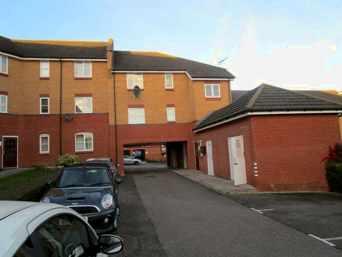 2 Bedroom Apartment To Rent In Plomer Avenue, Hoddesdon, EN11