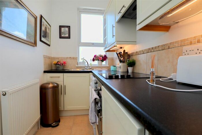 1 Bedroom Flat To Rent In St. Andrews Square, Hastings, TN34