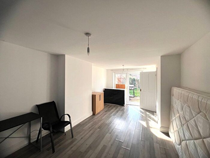 3 Bedroom Semi-Detached House To Rent In Jenningtree Road, Erith, DA8