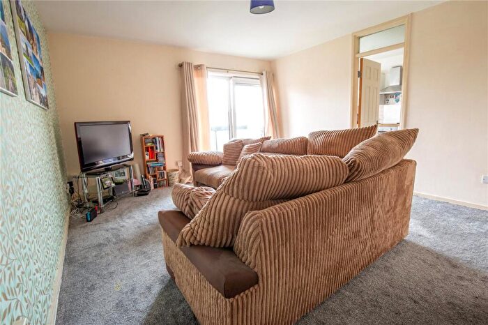 2 Bedroom Apartment For Sale In Trendlewood Park, Bristol, BS16