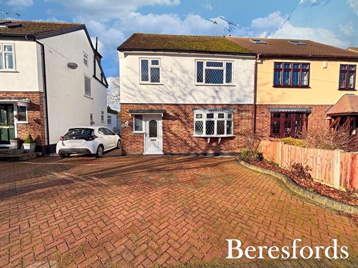 3 Bedroom Semi Detached House For Sale In Peterborough Avenue, Upminster, RM14