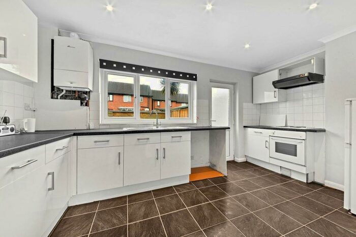 2 Bedroom Apartment To Rent In Marden Crescent, Croydon, CR0