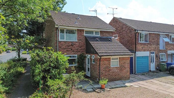 4 Bedroom Detached House For Sale In Upton Close, Farnborough, GU14