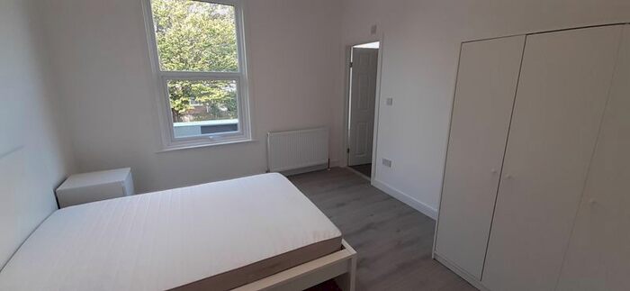 Semi-Detached House To Rent In Upper Tulse Hill, London, SW2