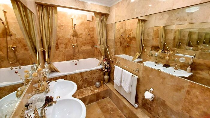 5 Bedroom Detached House For Sale In Crookham Road, Church Crookham, Fleet, Hampshire, GU51