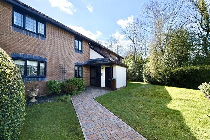 2 Bedroom Flat For Sale In Campbell Close, Yateley, GU46