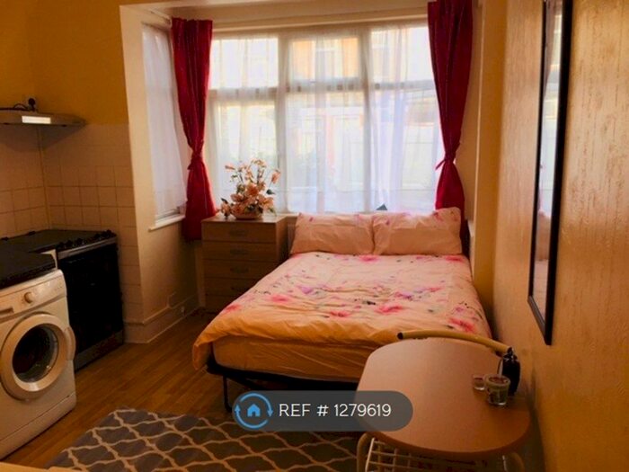 Studio To Rent In Rosebery Avenue, London N17