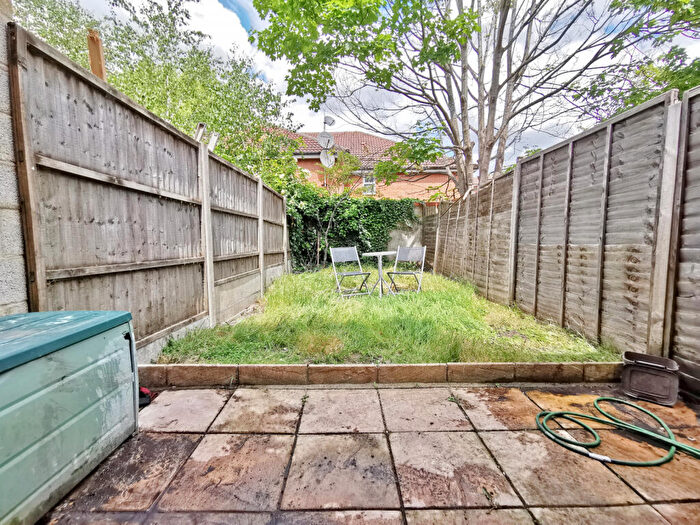 Studio To Rent In Woodside Grove, North Finchley, N12