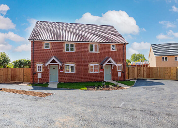3 Bedroom Semi Detached House For Sale In Foster Close, Ormesby, Great Yarmouth, NR29