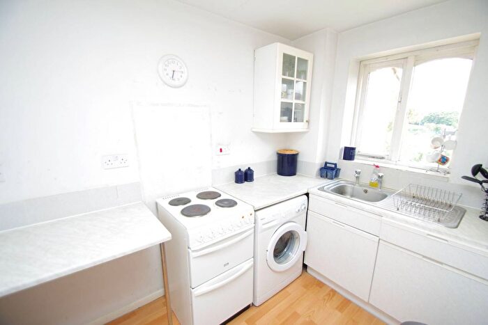 1 Bedroom Flat To Rent In Guernsey House, Watford, WD18