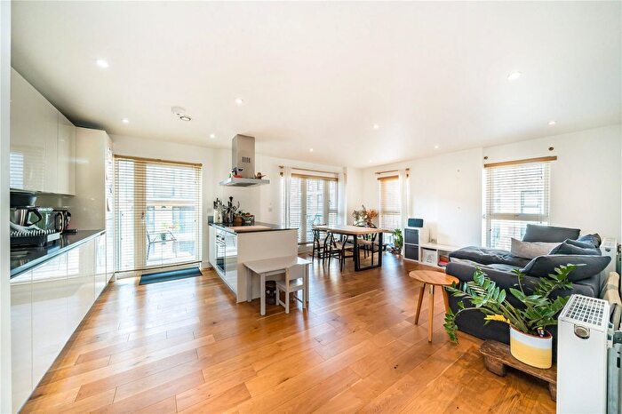 2 Bedroom Flat To Rent In Fairbourne Road, London, SW4