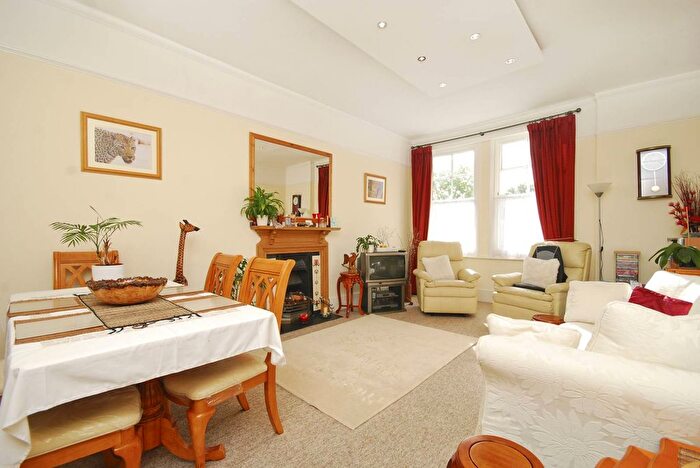 3 Bedroom Flat To Rent In Madeley Road, Ealing Broadway, London, W5