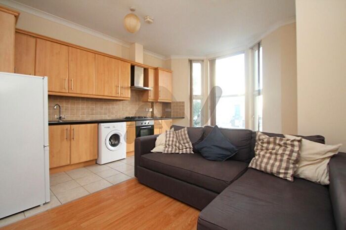 2 Bedroom Flat To Rent In Yonge Park, London, N4