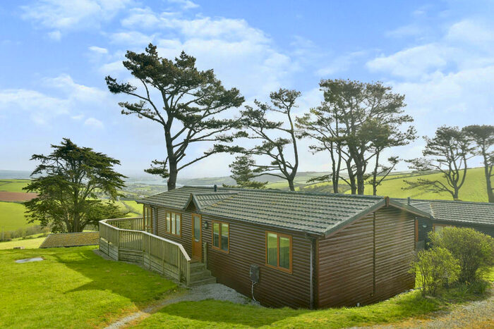 3 Bedroom Chalet To Rent In Millbrook, PL10