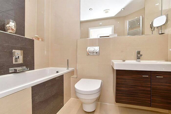 2 Bedroom Apartment For Sale In Westhall Road, Warlingham, Surrey, CR6