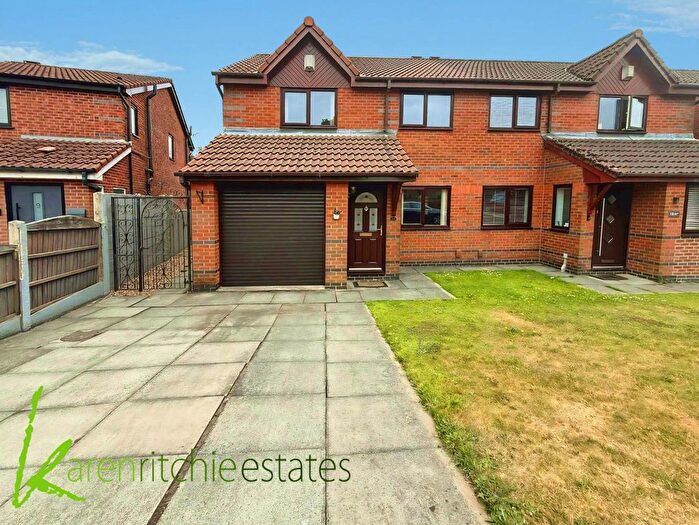 3 Bedroom Semi-Detached House For Sale In Delph Hill Close, Bolton, BL1
