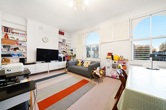 3 Bedroom Flat To Rent In Martell Road, West Dulwich, London, SE21