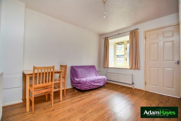1 Bedroom End Of Terrace House To Rent In Juliana Close, East Finchley, N2