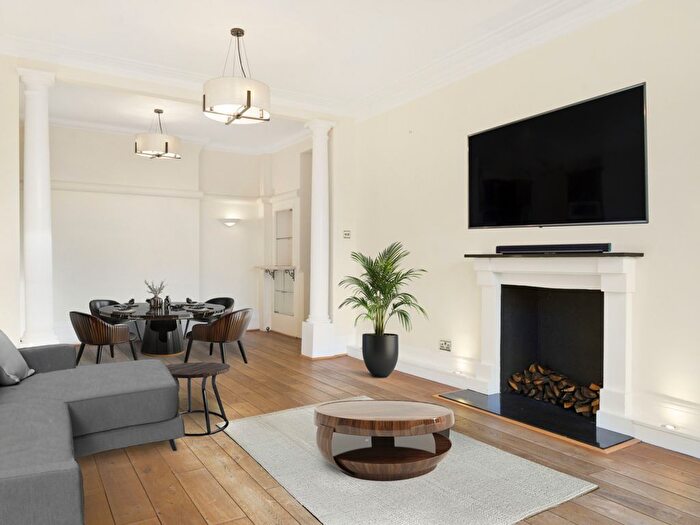 3 Bedroom Flat To Rent In St. Johns Wood Road, London, NW8