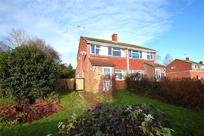 3 Bedroom Semi Detached House For Sale In Kellynch Close, Alton, Hampshire, GU34