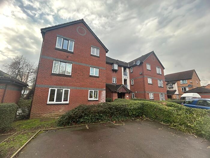 Studio To Rent In Swaythling Close, London, N18