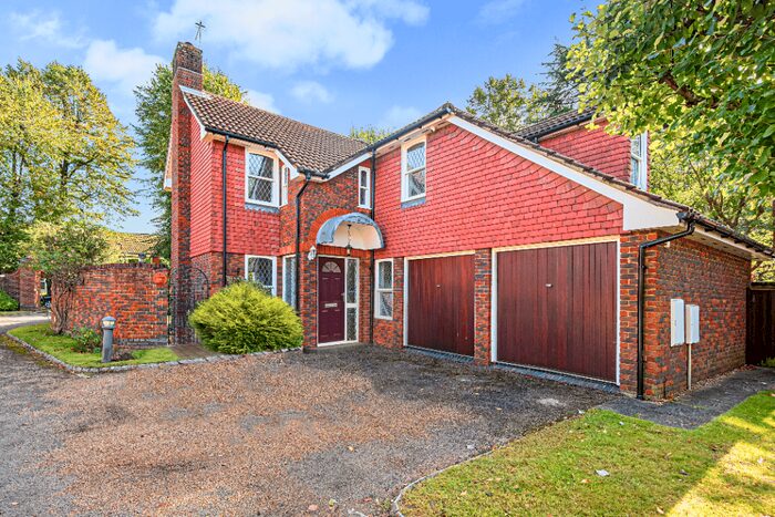 4 Bedroom Detached House To Rent In Davenport Close, Teddington, TW11