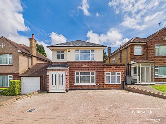 4 Bedroom Detached House For Sale In Shaftesbury Avenue, Kenton, Harrow, HA3