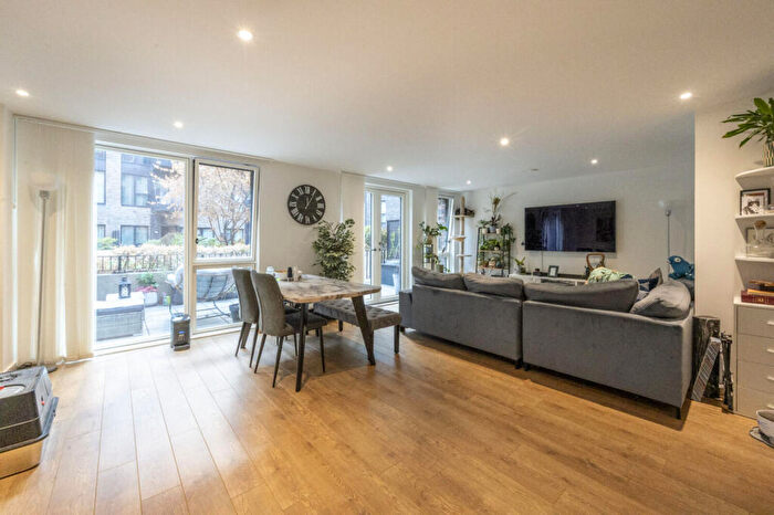 3 Bedroom Maisonette For Sale In Montford Place, Stratford, London, E15