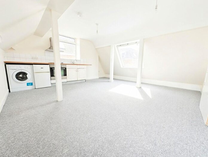 Studio To Rent In Wimborne Road, Bournemouth, Dorset, BH9
