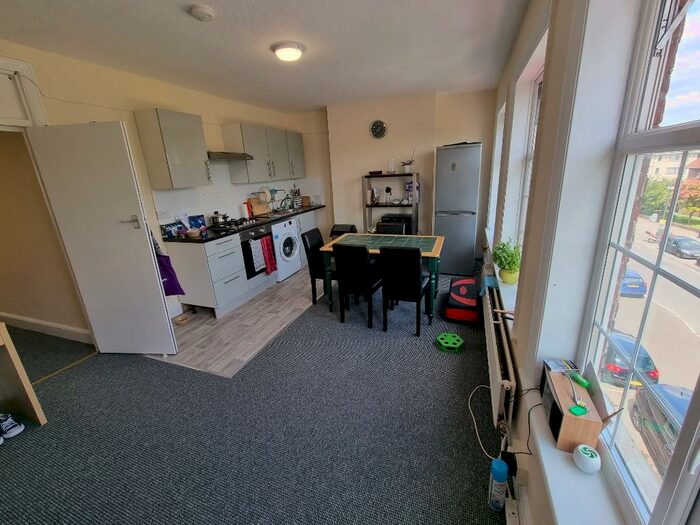 2 Bedroom Flat To Rent In Finchley Road, London, NW11