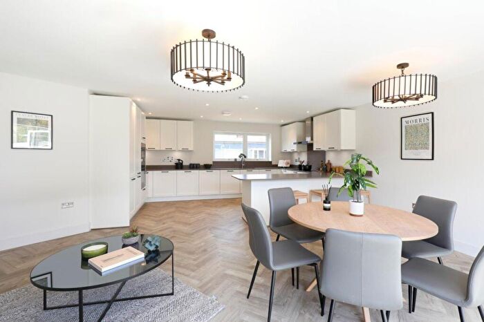 5 Bedroom Detached House For Sale In The Williow, Banstead, SM7