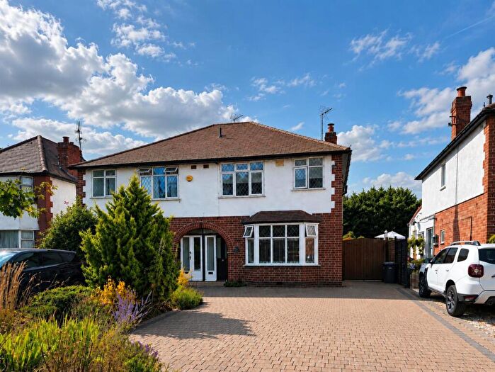 3 Bedroom Semi-Detached House For Sale In Birmingham Road, Warwick, CV34
